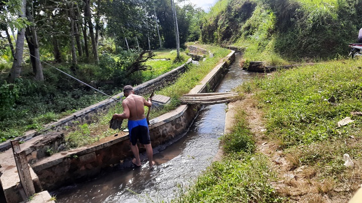 MASIH BANYAK: Tampak salah satu warga Desa/Kecamatan Binakal saat menggunakan saluran irigasi untuk MCK. Di Bondowoso masih cukup banyak dijumpai warga desa yang beraktivitas di aliran sungai