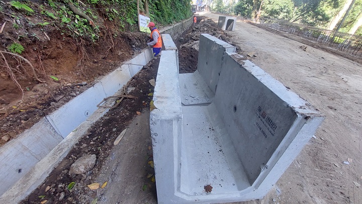 DIPASANG SALURAN BETON: Perbaikan jalan di tikungan mbah Singo, KM 36.800 Dusun Gumitir, Desa Sidomulyo, Kecamatan Silo juga diikuti dengan pemasangan box culvert atau saluran dari beton bentuk U.