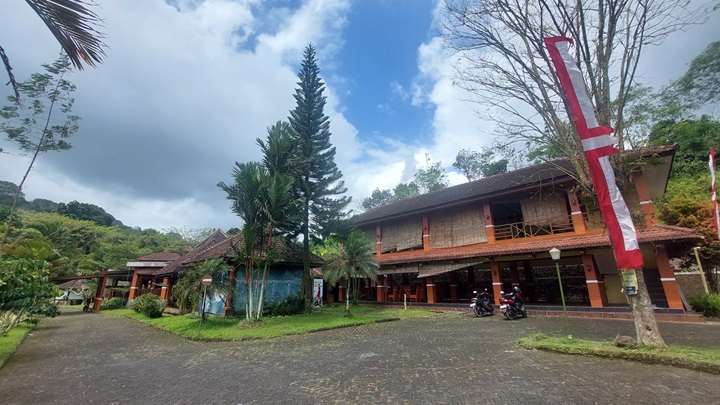 DAMPAK PENUTUPAN: Suasana Cafe Gumitir yang biasanya ramai kini tutup total sejak jalur Gumitir ditutup untuk perbaikan jalan, kemarin (27/8).