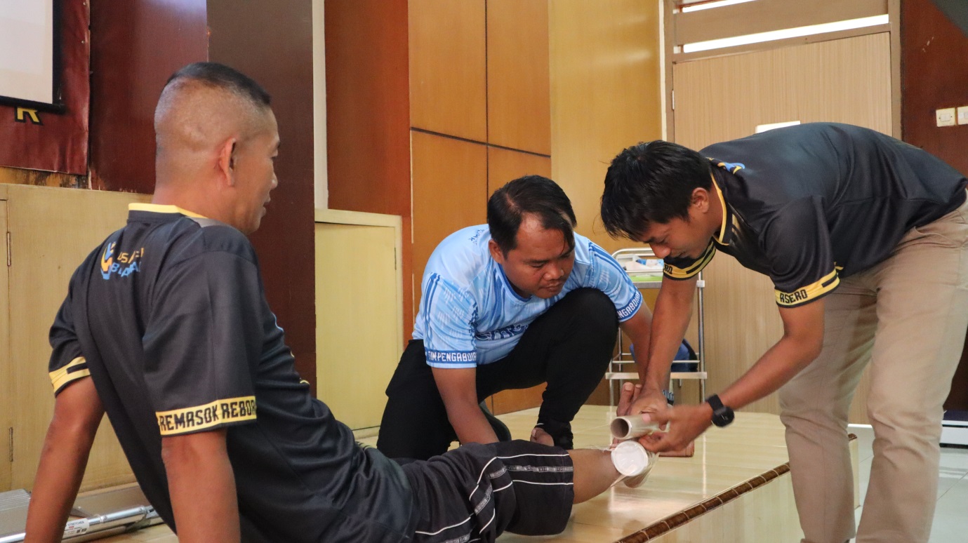EDUKASI: praktik penanganan cidera pada jaringan lunak dengan metode  RICE, (UM Jember)