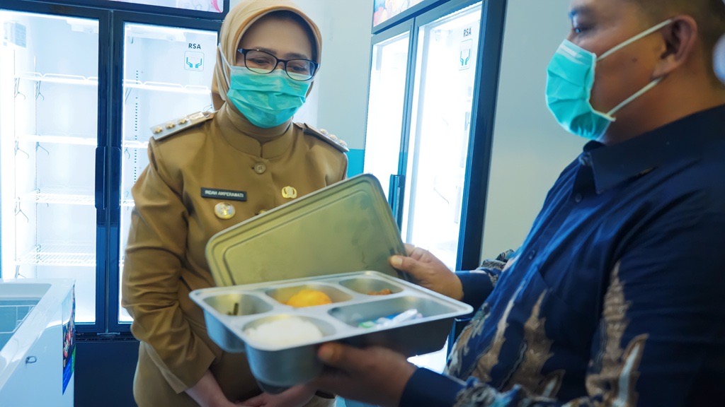 CEK: Bupati Lumajang Indah Amperawati saat meninjau salah satu dapur umum, beberapa waktu lalu. (KOMINFO FOR RAME)