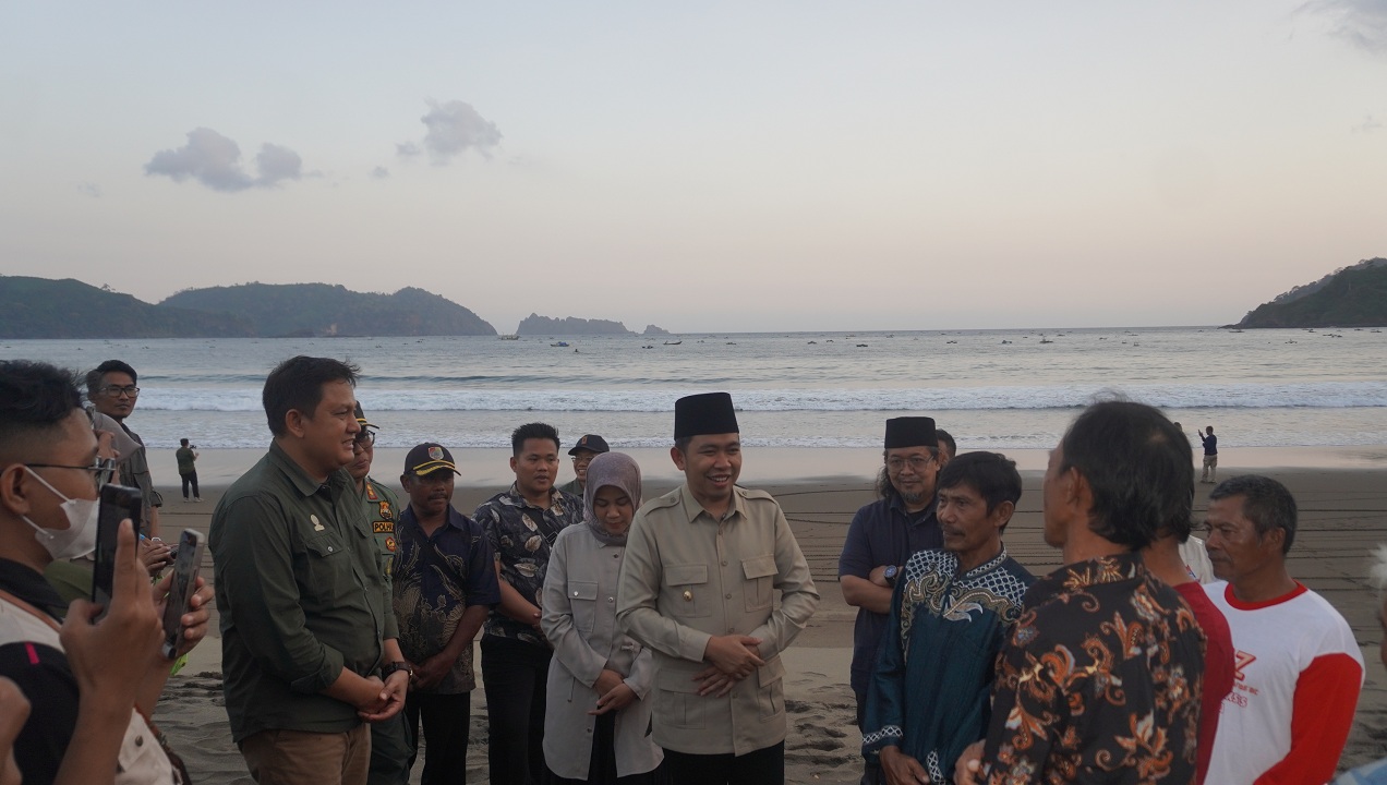 DISKUSI: Bupati Fawait berbincang dengan masyarakat di Dusun Bandealit, Desa Andongrejo, Kecamatan Tempurejo.