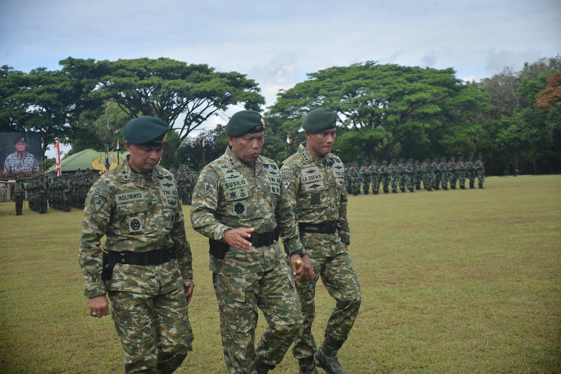 HARMONIS: Dari kiri, Danbrigif 9 DY Kostrad Letkol Inf Roliyanto, Pangdivif 2 Kostrad Mayjen TNI Susilo, dan Kolonel INF Dr La Ode M. Nurdin berbincang usai sertijab Komandan Brigif 9 DY Kostrad.