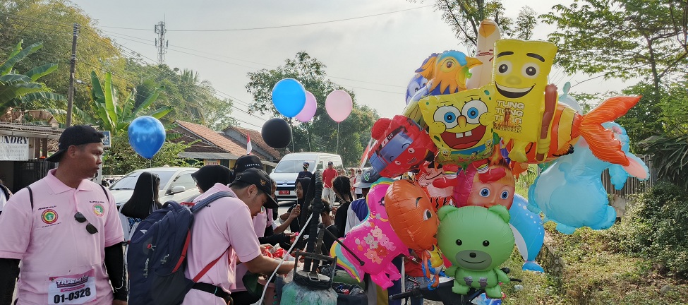 GELIAT EKONOMI: Sejumlah pedagang kaki lima dan UMKM yang berjualan di event gerak jalan Tanggul Jember Tradisional 2025, (23/8).