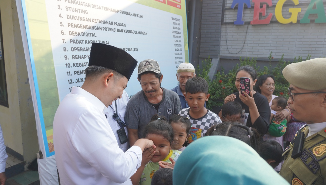 HANGAT: Keakraban Bupati Fawait ketika bertemu warga saat giat Bunga Desaku jilid 3 di Kecamatan Ambulu (28/7). Kini, Bunga Desaku akan kembali bergulir dan direncanakan digelar di daerah Jember utara