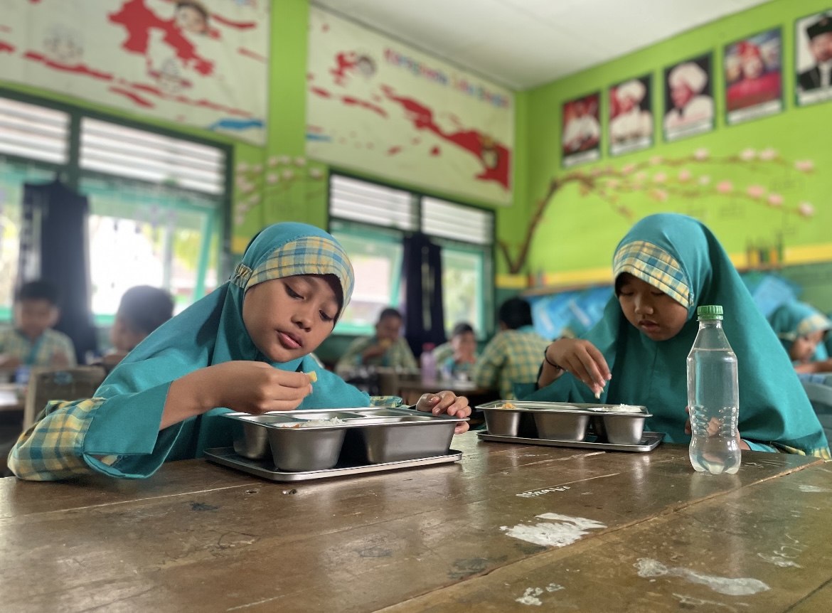 LAHAP: Siswa SDN Sukorejo, Kecamatan Pasrujambe menikmati makan bergizi gratis (MBG) dan menyantap dengan lahap. (ADE APRYANIS/RAME)
