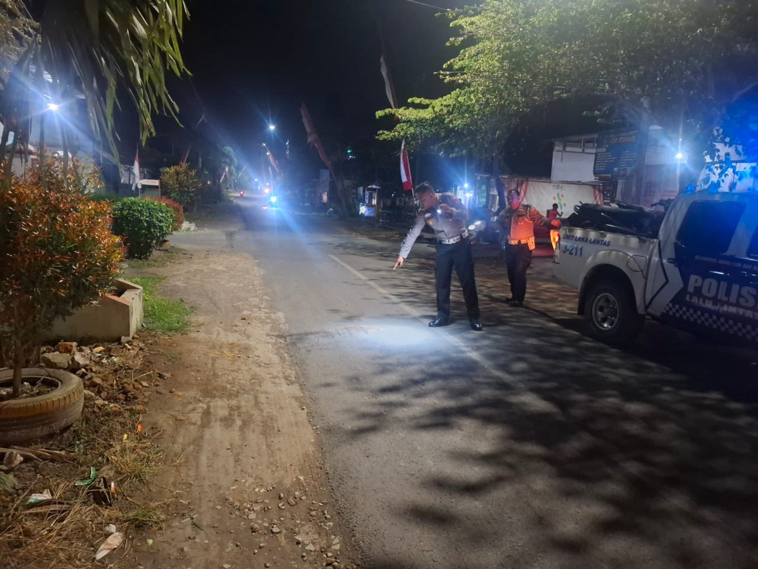 OLAH TKP: Anggota Laka Satlantas Polres Jember mendatangi lokasi kecelakaan di simpang empat Desa Dukuhdempok, Kecamatan Wuluhan.