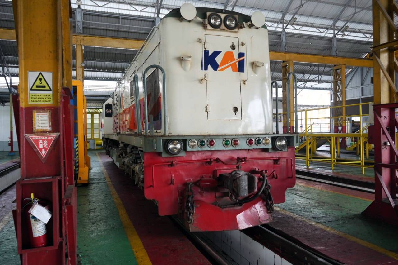 Lokomotif saat dilakukan perawatan di Depo Lokomotif Jember, Kamis (28/08).
