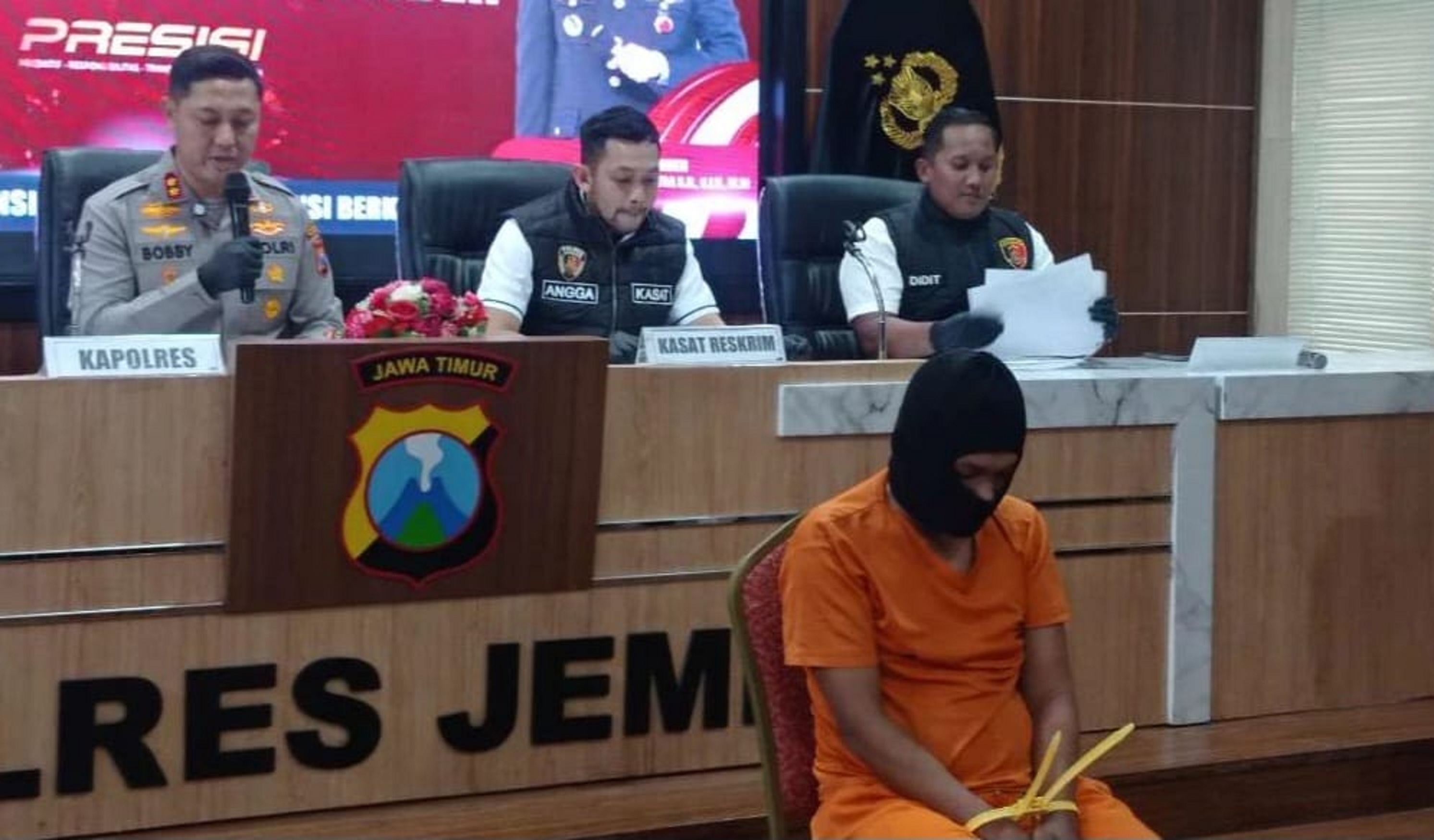 AMANKAN: Tersangka dihadirkan dalam konfrensi pers Polres Jember.