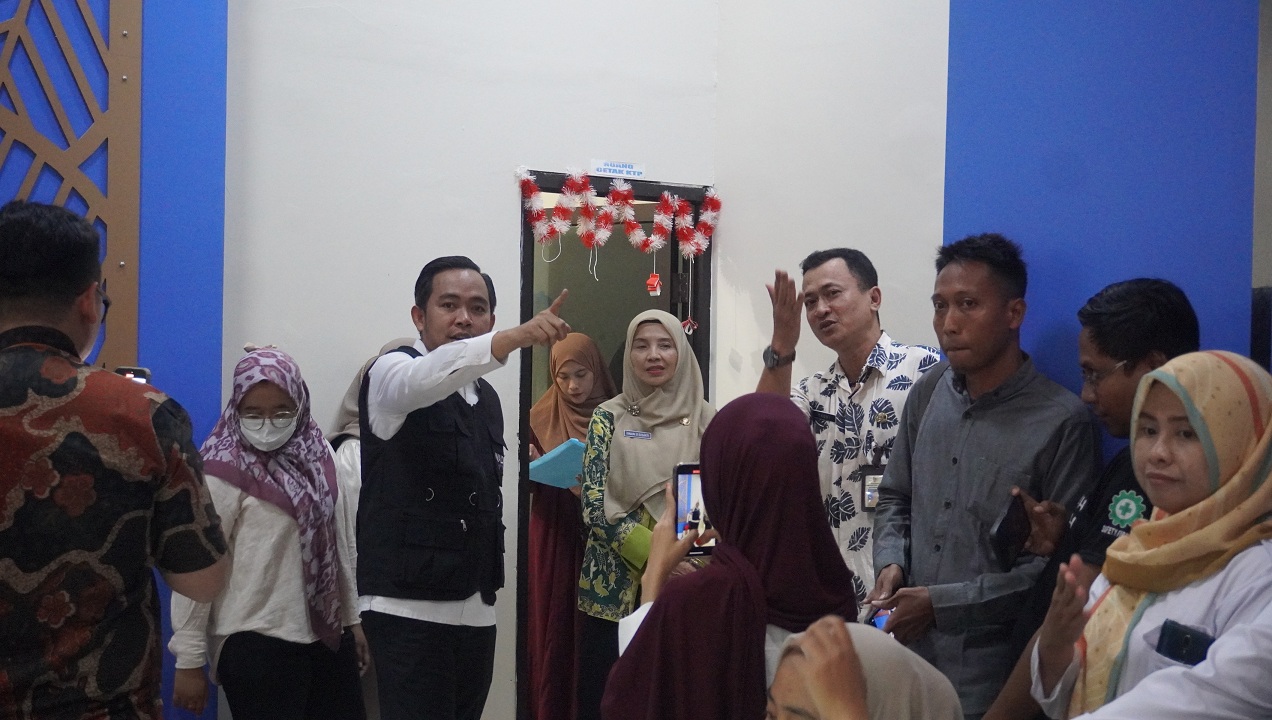 SIDAK: Bupati Fawait saat melakukan inspeksi mendadak ke kantor Dispendukcapil Jember untuk memantau langsung layanan Adminduk, Kamis siang (28/8).