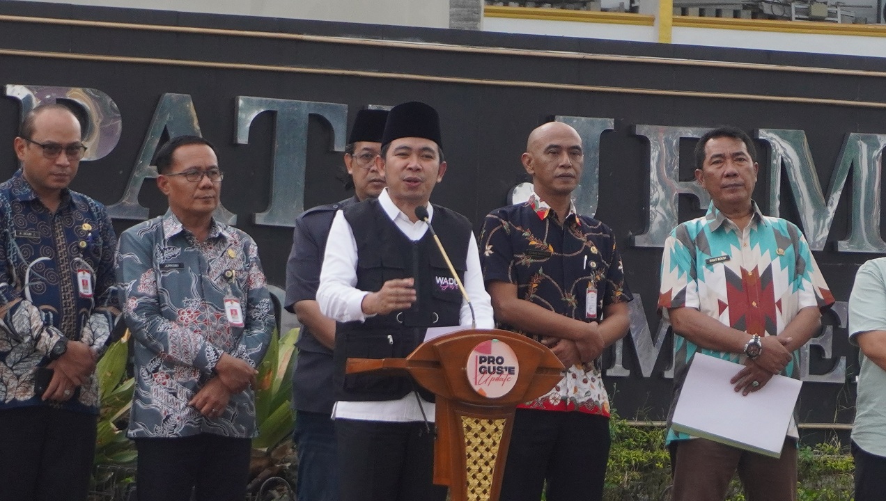 SAMPAIKAN KABAR BAIK: Bupati Fawait saat menyampaikan progres kinerjanya secara terbuka, saat acara Pro Guse, di halaman kantor Pemkab Jember, Kamis petang (29/8).