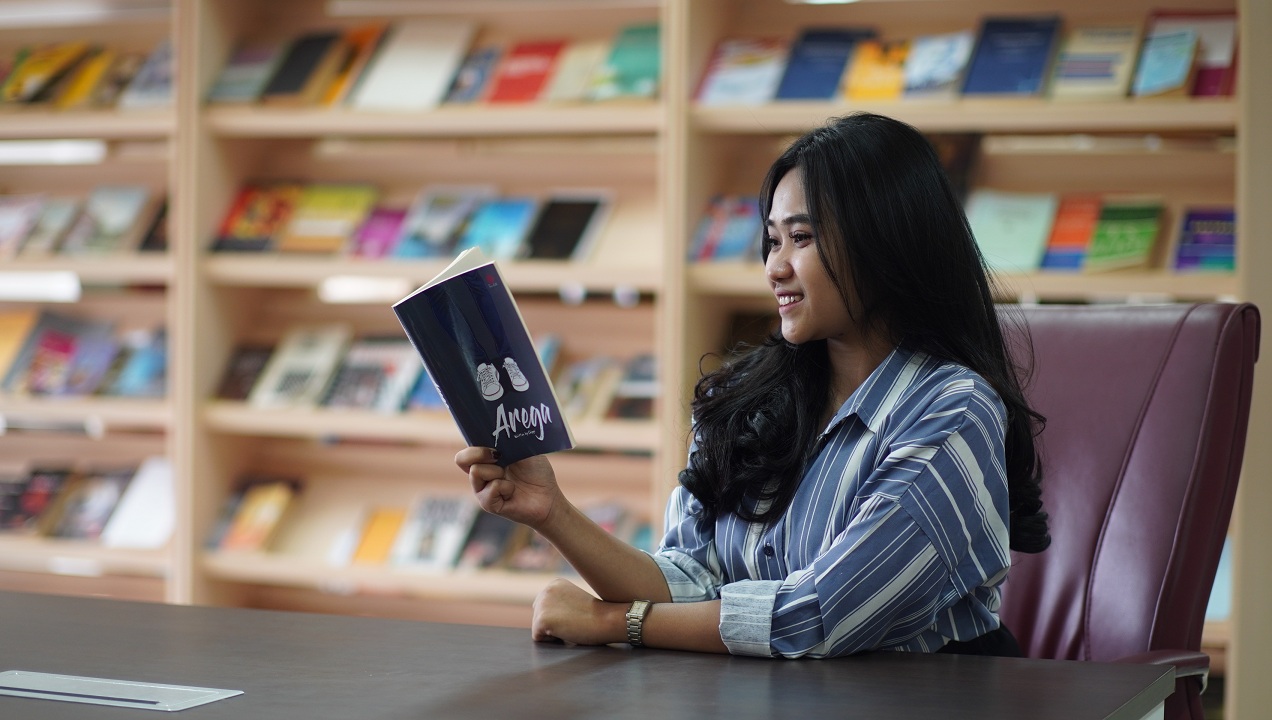 BUKA BUKU: Novelis muda, Eka Julia Nur Azizah, menunjukkan novel karangannya berjudul Arega, yang ditulis saat menjadi siswa SMP.