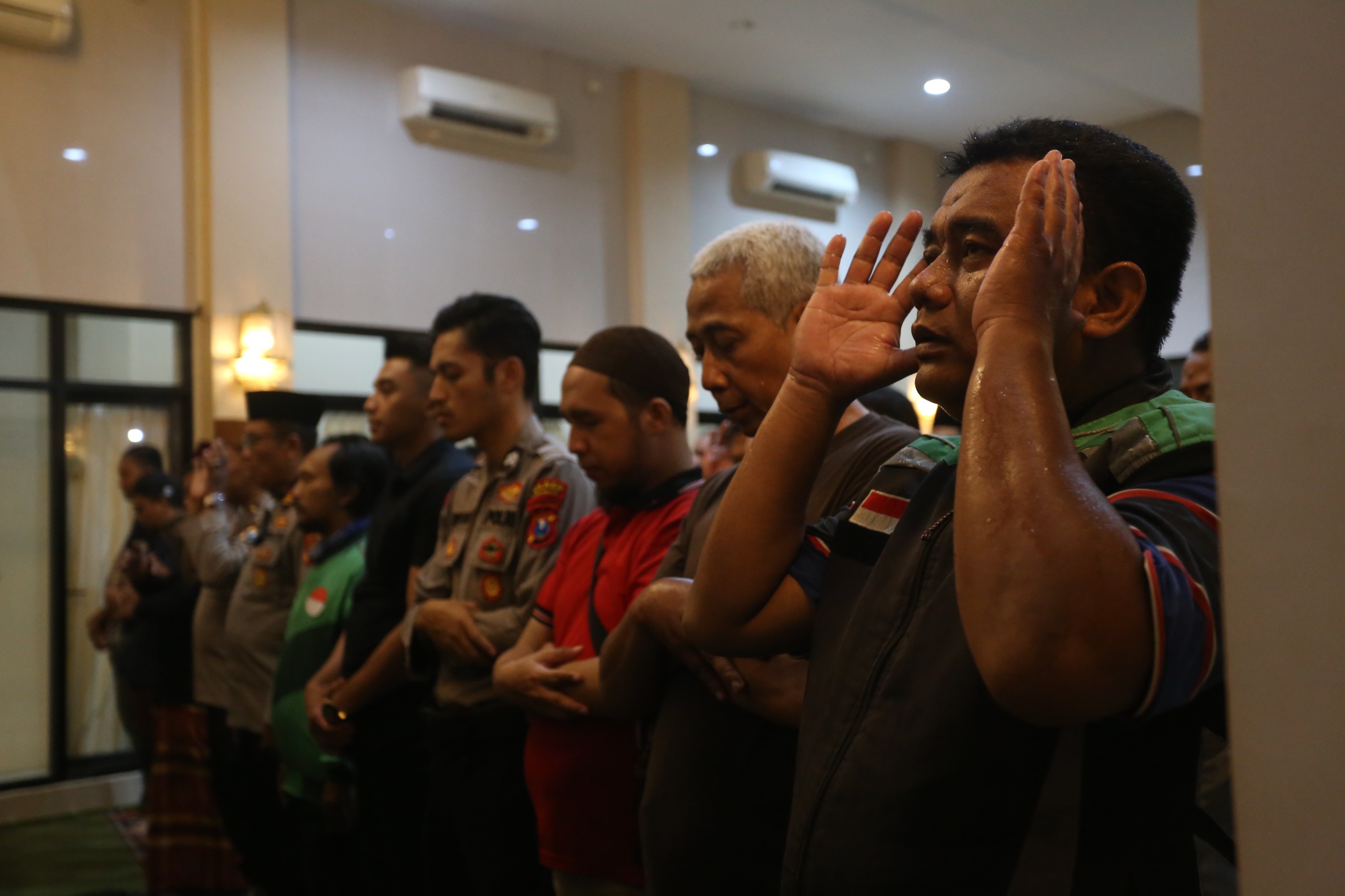 SHOLAT GHAIB: Sebagai bentuk kepedulian dan doa terhadap Affan Kurniawan, Ratusan Ojol Jember gelar sholat ghaib bersama di Polres Jember