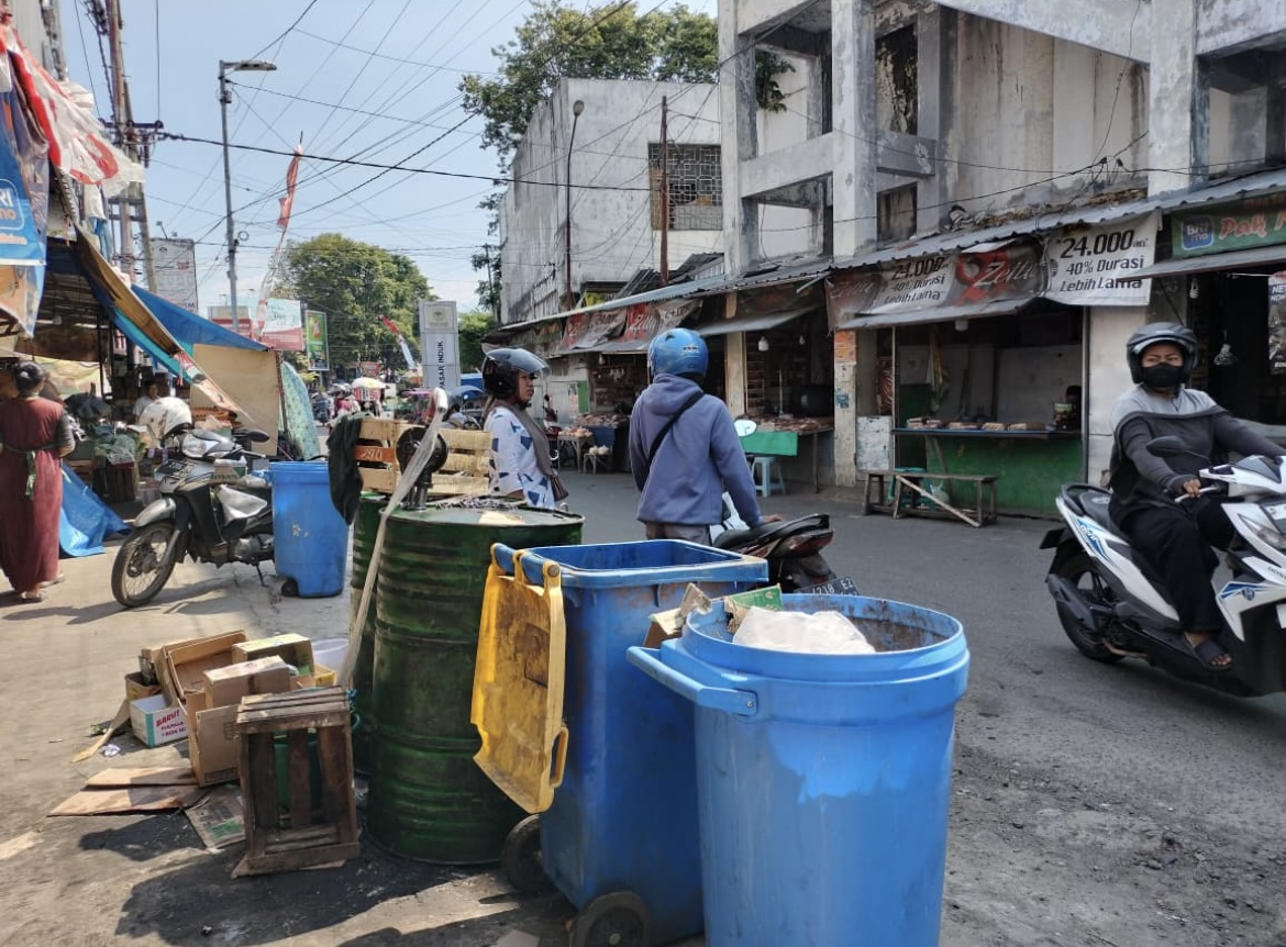 MENUMPUK: Potret kondisi tempat sampah di area Pasar Induk Bondowoso yang menunjukkan kondisi lingkungan perlu dapat perhatian serius. (YUNITA SETYOWATI)