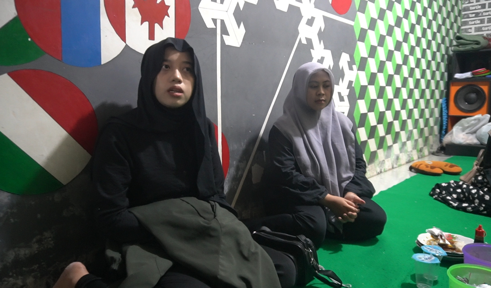BERI KESAKSIAN: Teman sekelas mendiang Febrian Arisandi di SMKN 4 Jember, Ervina Rizki Fauziah saat sedang melayat, Selasa (26/8).