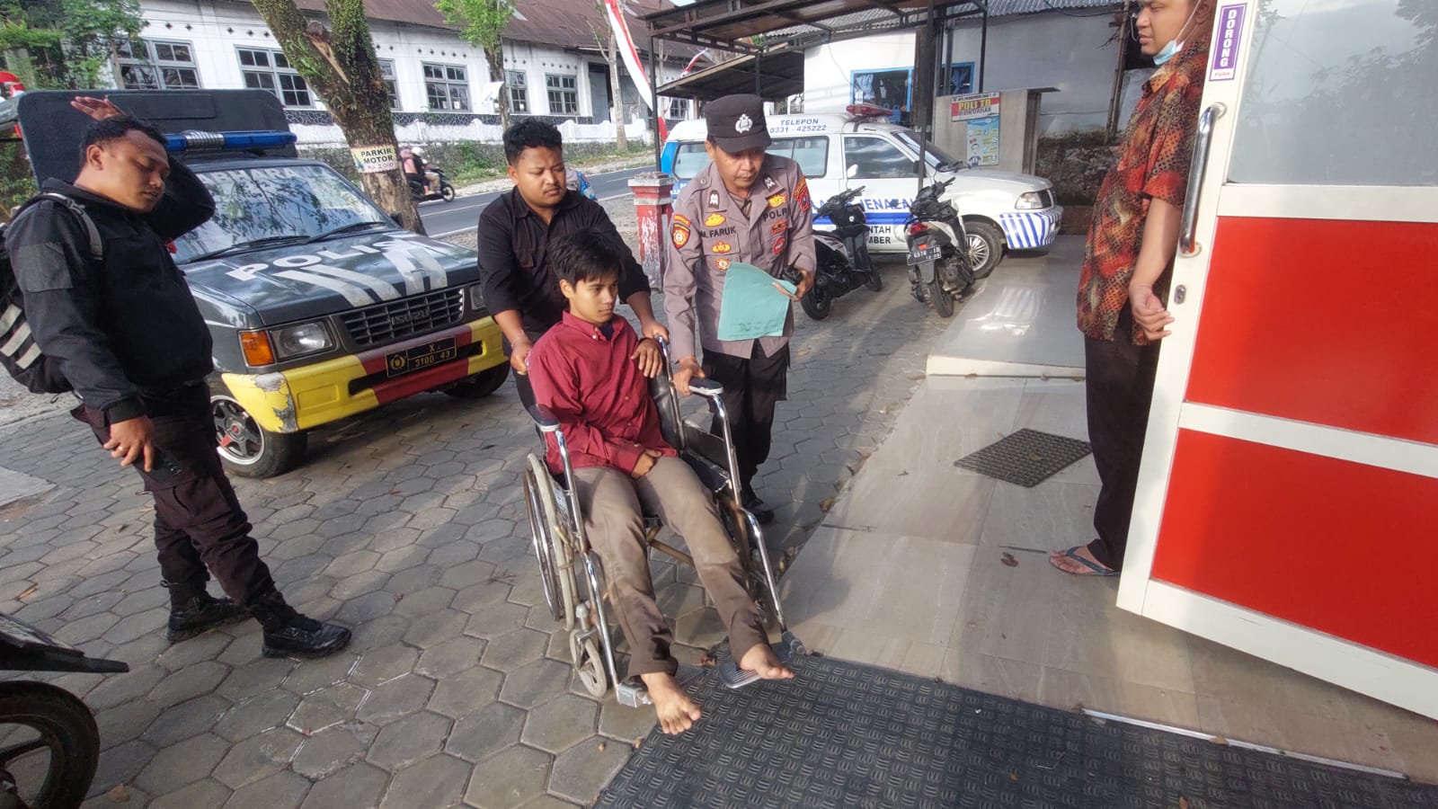 DILARIKAN KE PUSKESMAS: Aditya Kurniawan, 19 Warga Desa Tambakwedi Baru II/68, Kecamatan Kenjeran saat dilarikan ke Puskesmas Silo 1 (JUMAI/RADARJEMBER).