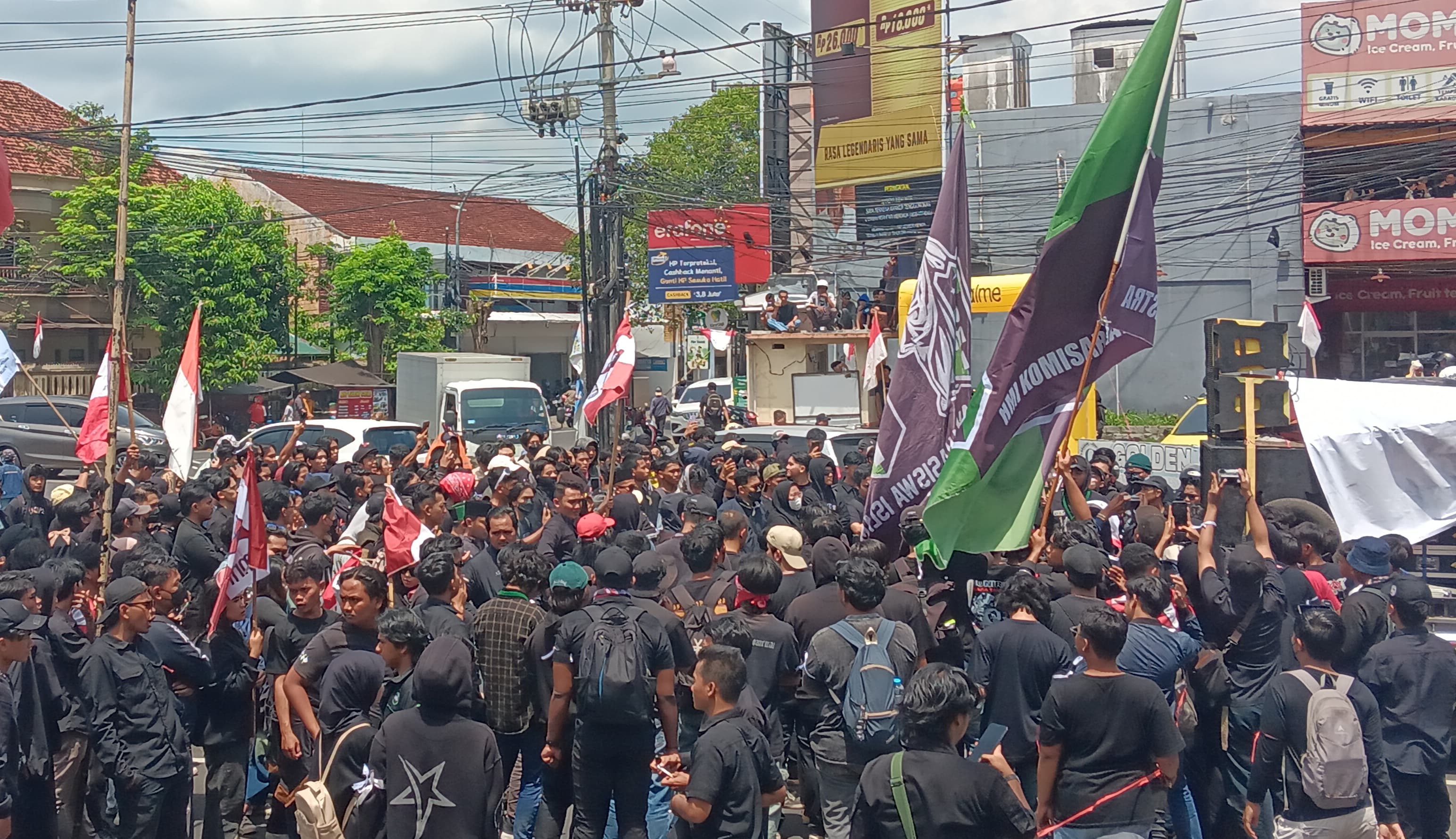 Ratusan masa aksi yang tergabung dalam aliansi mahasiswa Jember gruduk DPRD Jember
