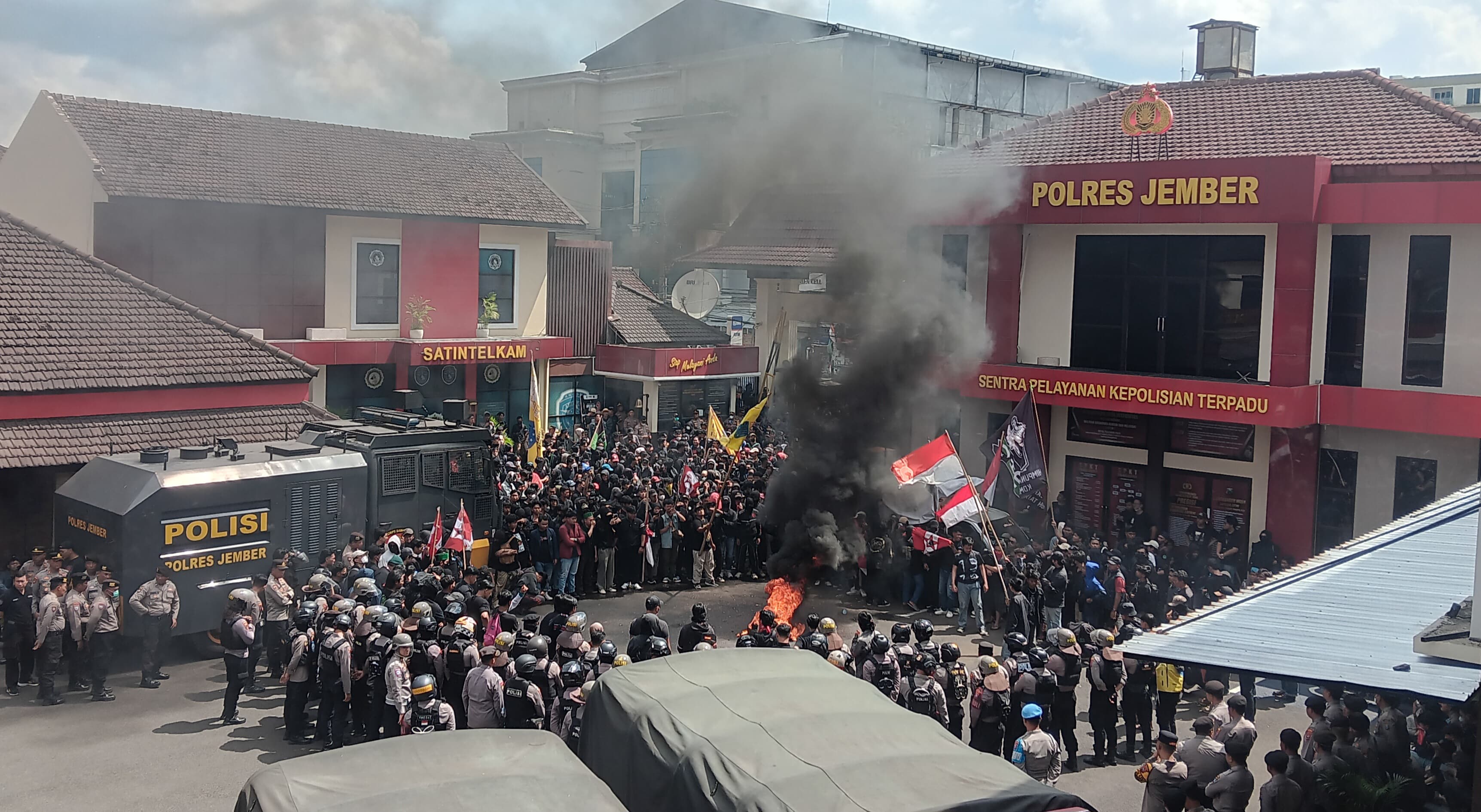 Ratusan masa yang tergabung dalam aliansi mahasiswa Jember membakar ban di halaman Polres Jember