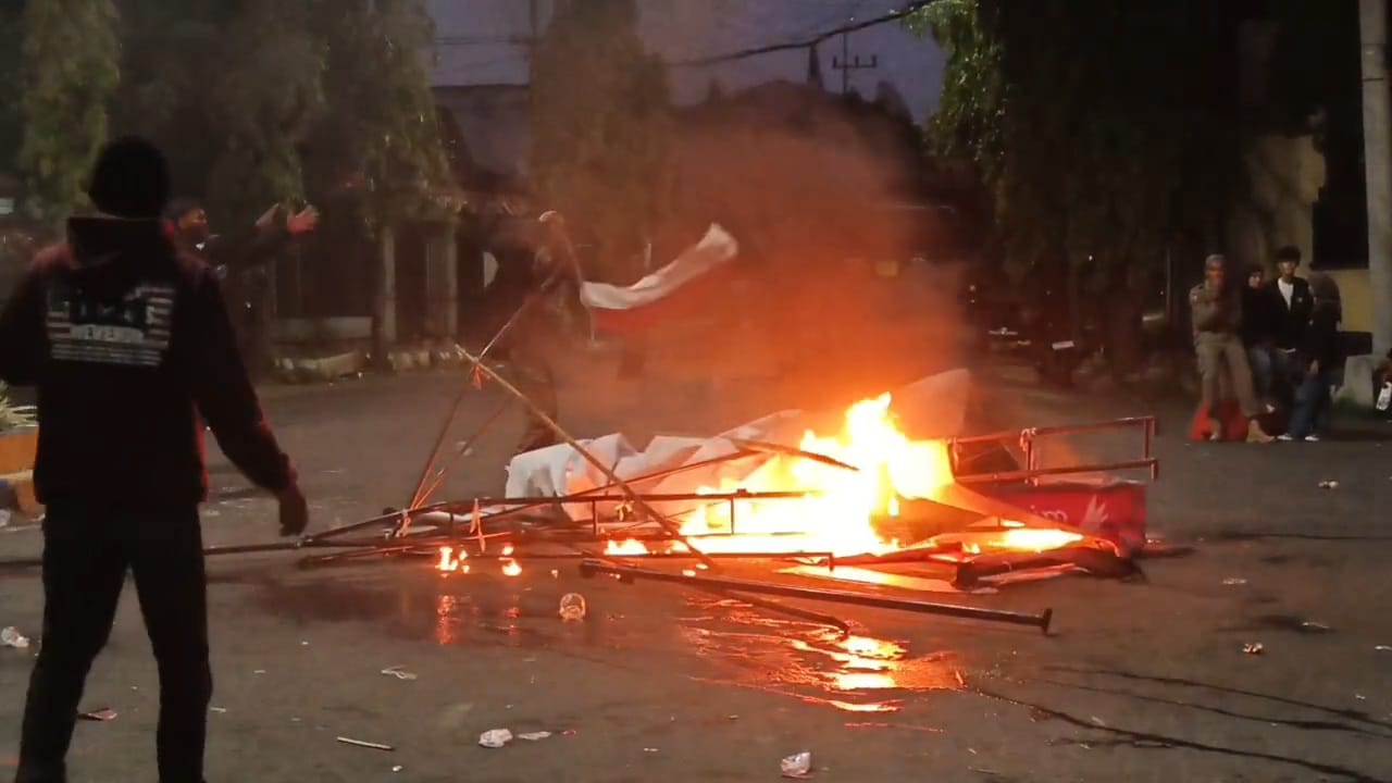 Massa yang masih bertahan di Polres Jember membakar tenda dan melempar bom molotov, kemarin (30/8).