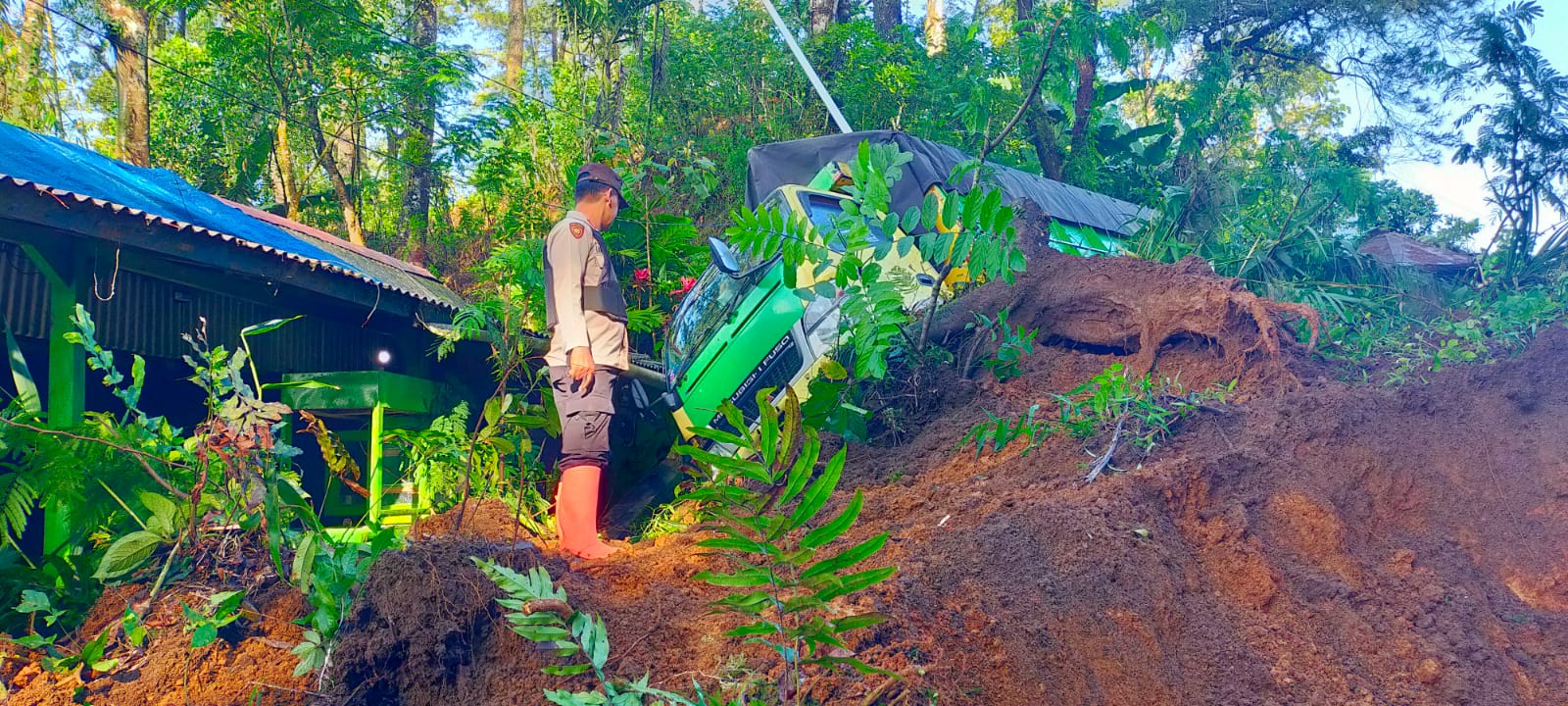 TERJEBAK: Salah satu truk tertimpa material di Piket Nol Lumajang, Sabtu (30/8). (BPBD FOR RAME)