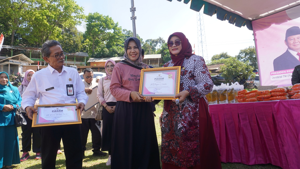 Ning Ghyta menyerahkan apresiasi dari Bupati Fawait kepada kelompok masyarakat dan lembaga atas kepeduliannya terhadap isu-isu kelestarian lingkungan selama ini, dalam rangkaian Bunga Desaku jilid 4.