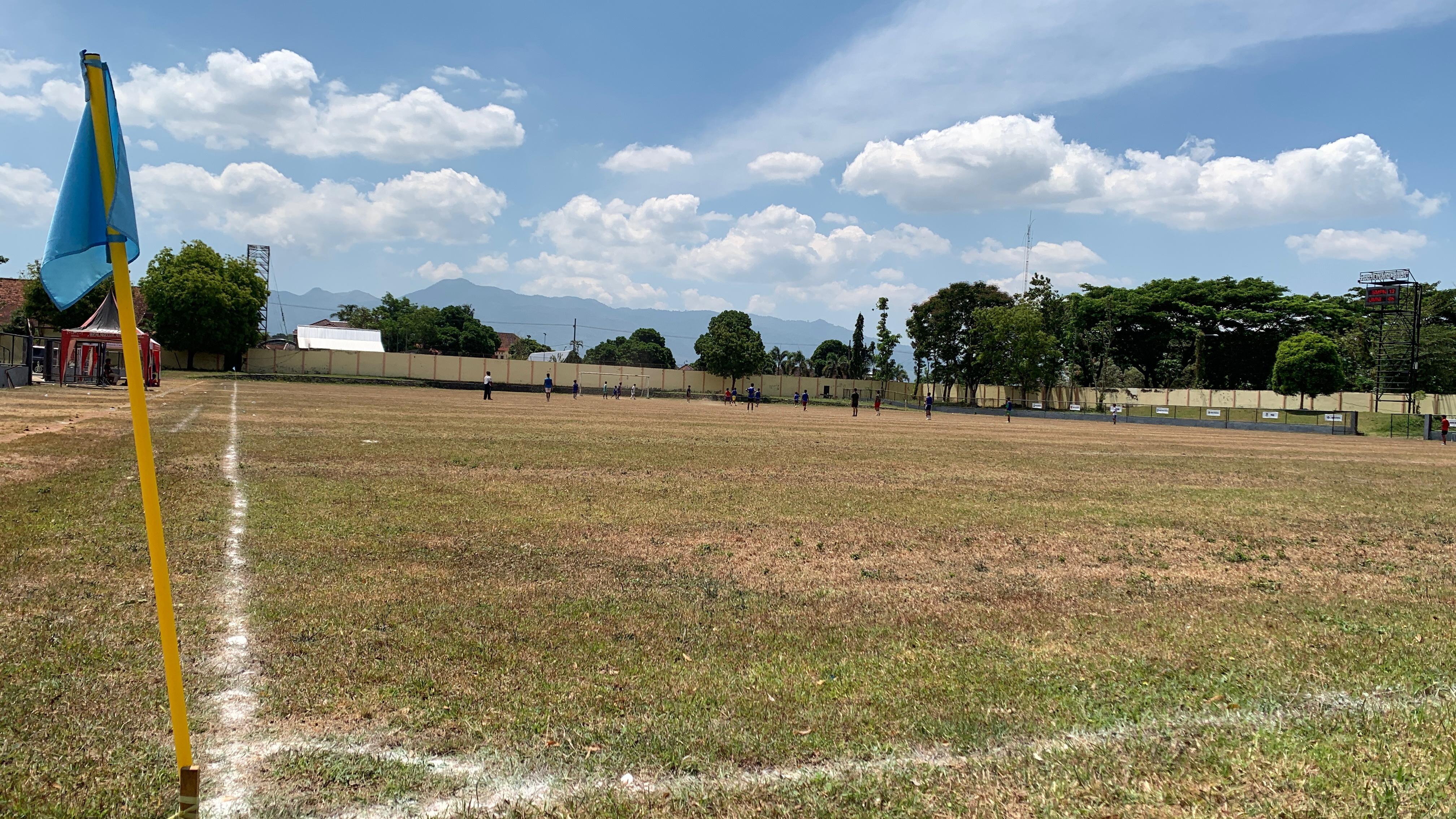 GARIS LAPANGAN PAKAI KAPUR: Garis lapangan Stadion Magenda bukan memakai cat warna putih seperti lapangan sepakbola pada umumnya. Melainkan menggunakan taburan kapur.