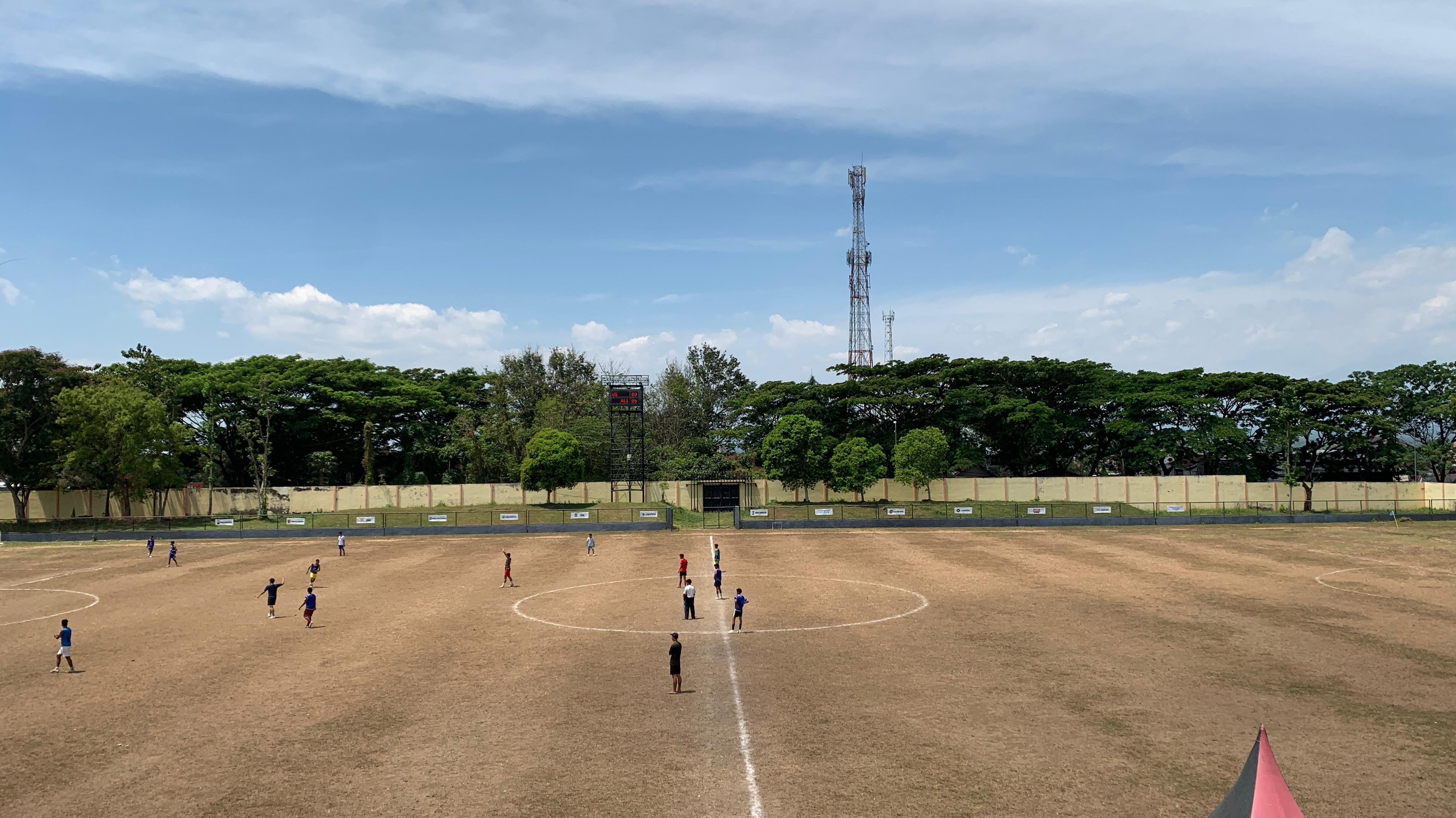 TIDAK MULUS DAN TAK HIJAU: Kondisi lapangan Stadion Magenda banyak dikritik para pemain yang bermain di sana. Keras dan banyak batu kecil menjadi salah satu kritikan kepada Pemkab.