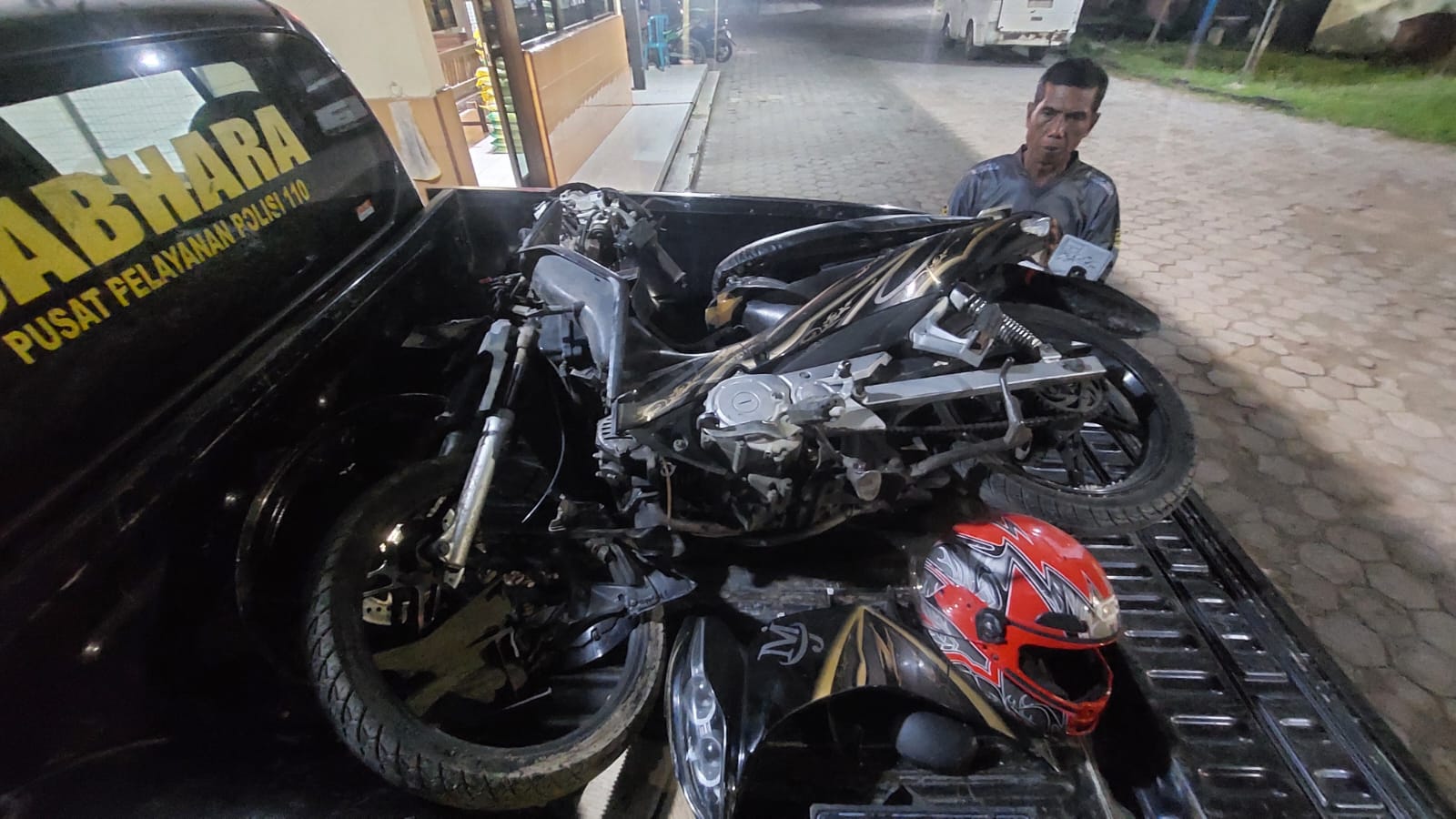 HANCUR: Sepeda motor Yamaha Yupiter yang dikendarai Machfud Junaedi, 38, hingga rusak parah setelah adu banteng dengan Isuzu Elf di Jalan Raya Jenggawah Sabtu (30/8).