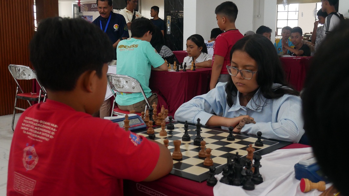 FOKUS: Para peserta tengah fokus saat turnamen Adhyaksa Chess Challenge 2025 di Gedung Nusantara Jember, kemarin.