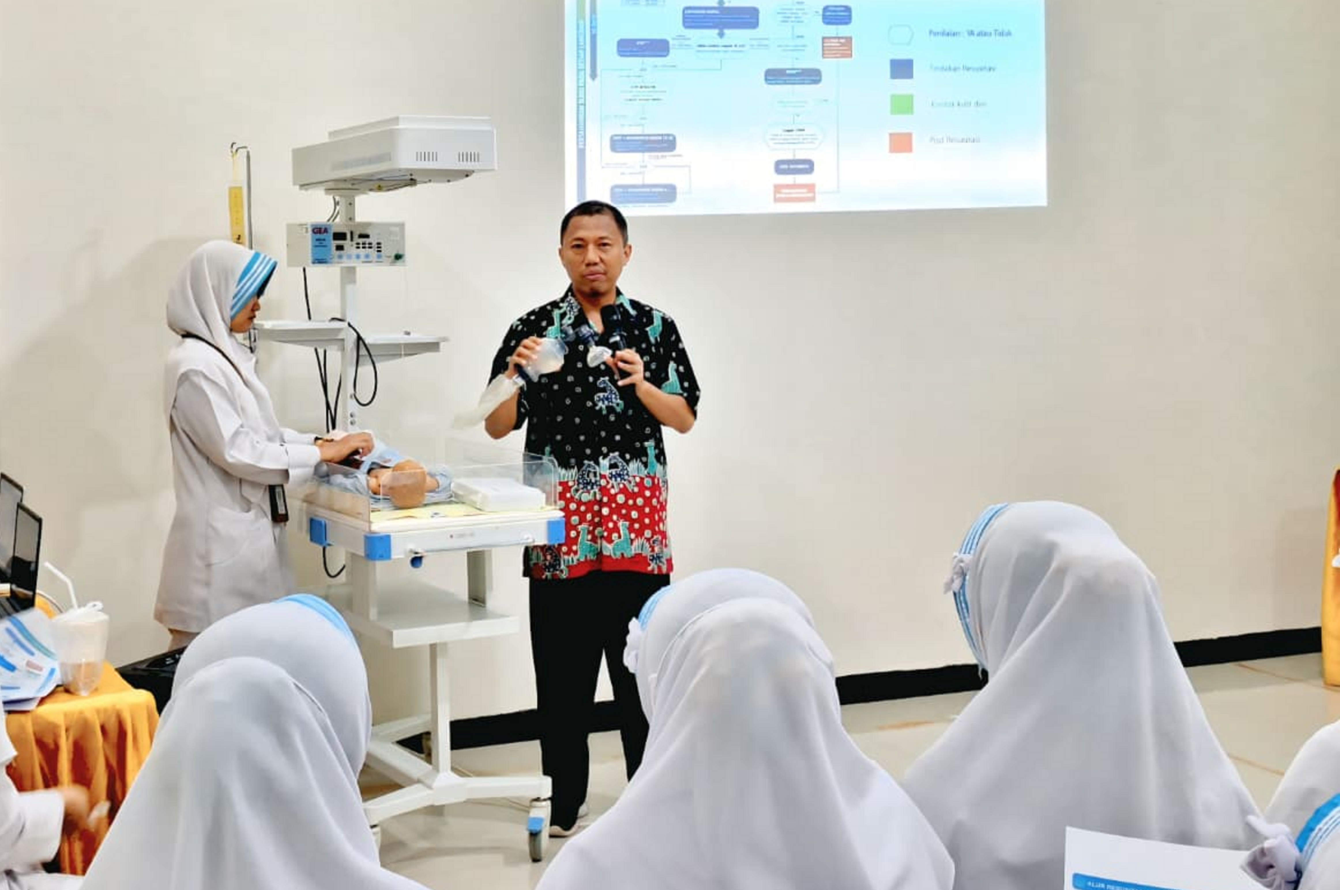 TRANSFER ILMU: Dokter spesialis anak RSBS, dr M. Ali Shodikin MKes SpA, memberikan materi dan pengalaman dalam penanganan kegawatdaruratan neonatus.