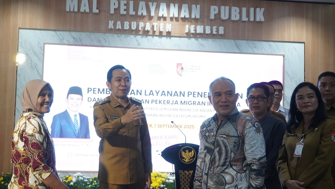 PEDULI PMI: Bupati Fawait bersama staf ahli Kementerian P2MI, saat pembukaan layanan penempatan dan perlindungan PMI, di mall pelayanan publik (MPP) Kaliwates, Jember, Senin (1/9).