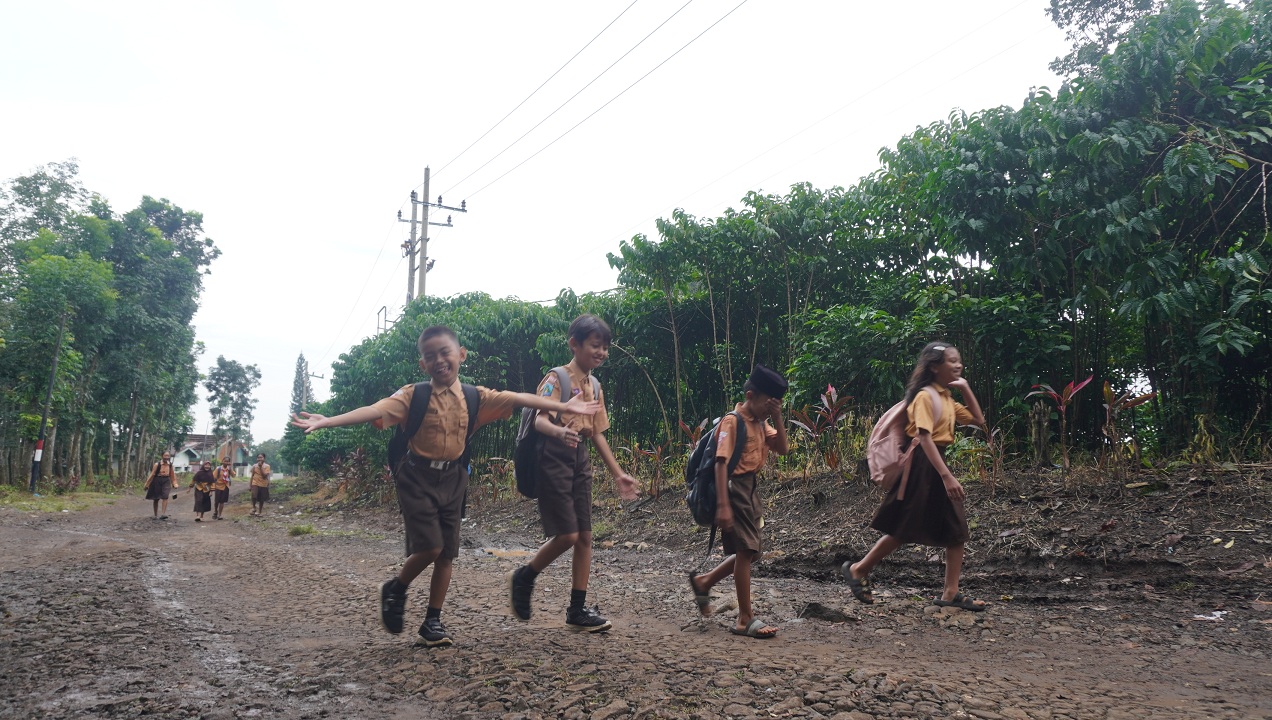 Semangat anak-anak yang tinggal di kawasan Perkebunan Zeelandia, Desa Kramat Sukoharjo, Tanggul, Jember. Pagi-pagi, mereka menerabas dinginnya hutan Pegunungan Argopuro, berjalan kaki ke sekolahnya.
