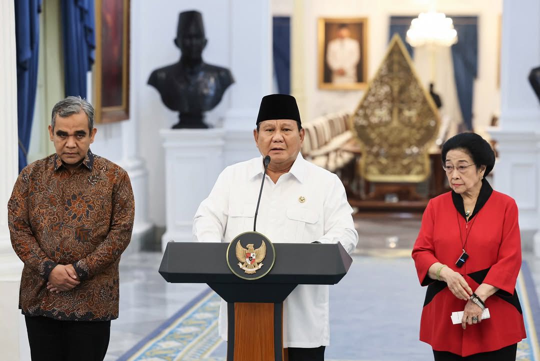 BERSTATEMENT : Presiden Prabowo Subianto menyampaikan pernyataan resmi di Istana Merdeka, didampingi sejumlah tokoh politik, terkait situasi nasional yang tengah memanas.