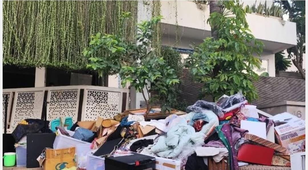 BERSERAKAN: kondisi halaman rumah Sri Mulyani usai mengalami penjarahan (ig:srimulyani)