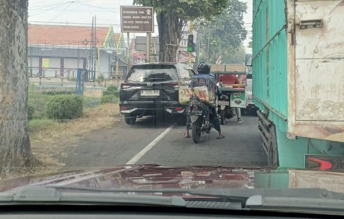 Salah satu pengendara roda empat parkir sembarangan.