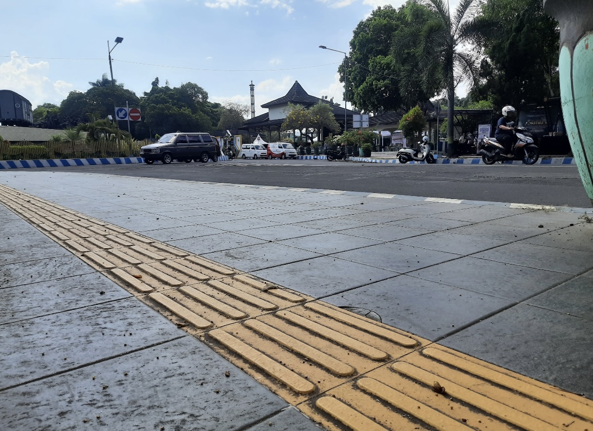 MASIH BAGUS: Kondisi trotoar disabilitas yang berada di jalan Letnan Amir Kusman yang masih bagus.(FAQIH HUMAINI/RADAR IJEN)