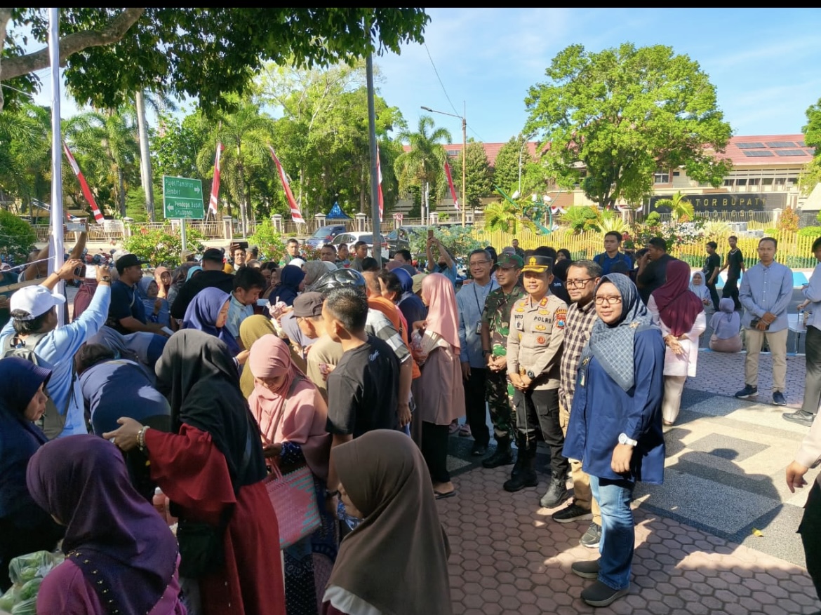 DISERBU: Warga memadati alun-alun RBA Ki Ronggo untuk mengikuti gerakan pangan murah. (ILHAM WAHYUDI/RADAR IJEN)
