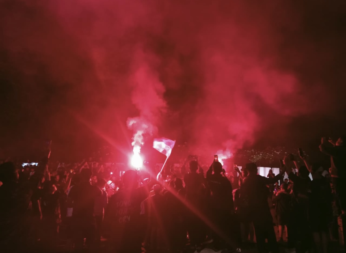 RICUH: Sejumlah petugas saat mengamankan beberapa orang yang diduga sebagai penyusup aksi damai Minggu (30/08) malam, kemarin. (ATIEQSON MAR IQBAL/RAME)