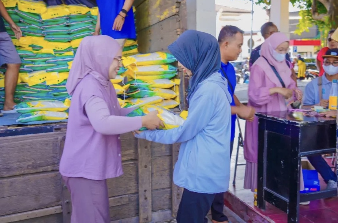 DUKUNG: Ketua DPRD Lumajang Hj. Oktafiyani saat mengikuti kegiatan gerakan pasar murah (GPM) di Alun-alun, akhir pekan kemarin. (ATIEQSON MAR IQBAL/RAME)