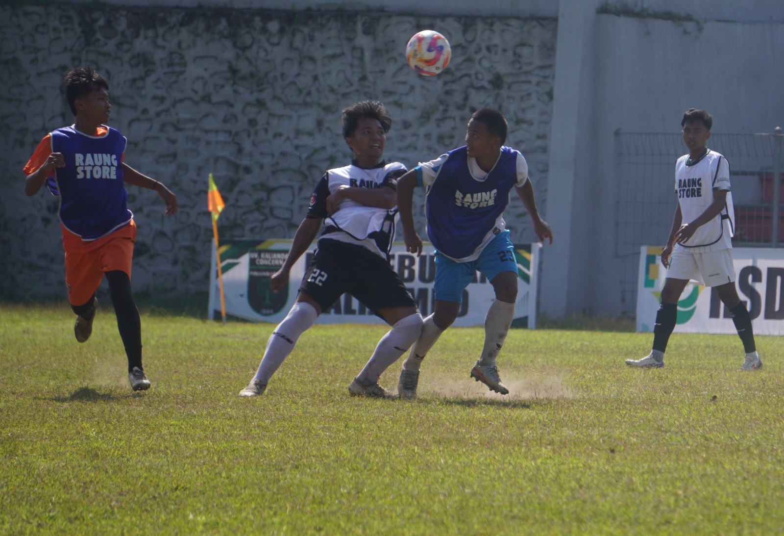 GIAT BERLATIH: Para punggawa Persid Jember tengah berlatih di Stadion Notohadinegoro beberapa waktu lalu. Hari ini, Persid kembali lakoni laga ujicoba dengan tim lokal.