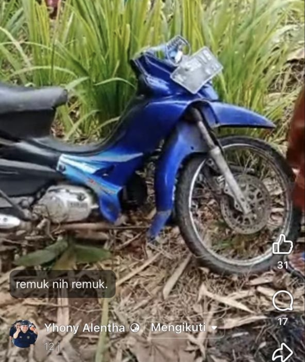 Kondisi motor korban patah bagian setirnya setelab terjun bebas dari jalur Sedaeng, Gucialit.