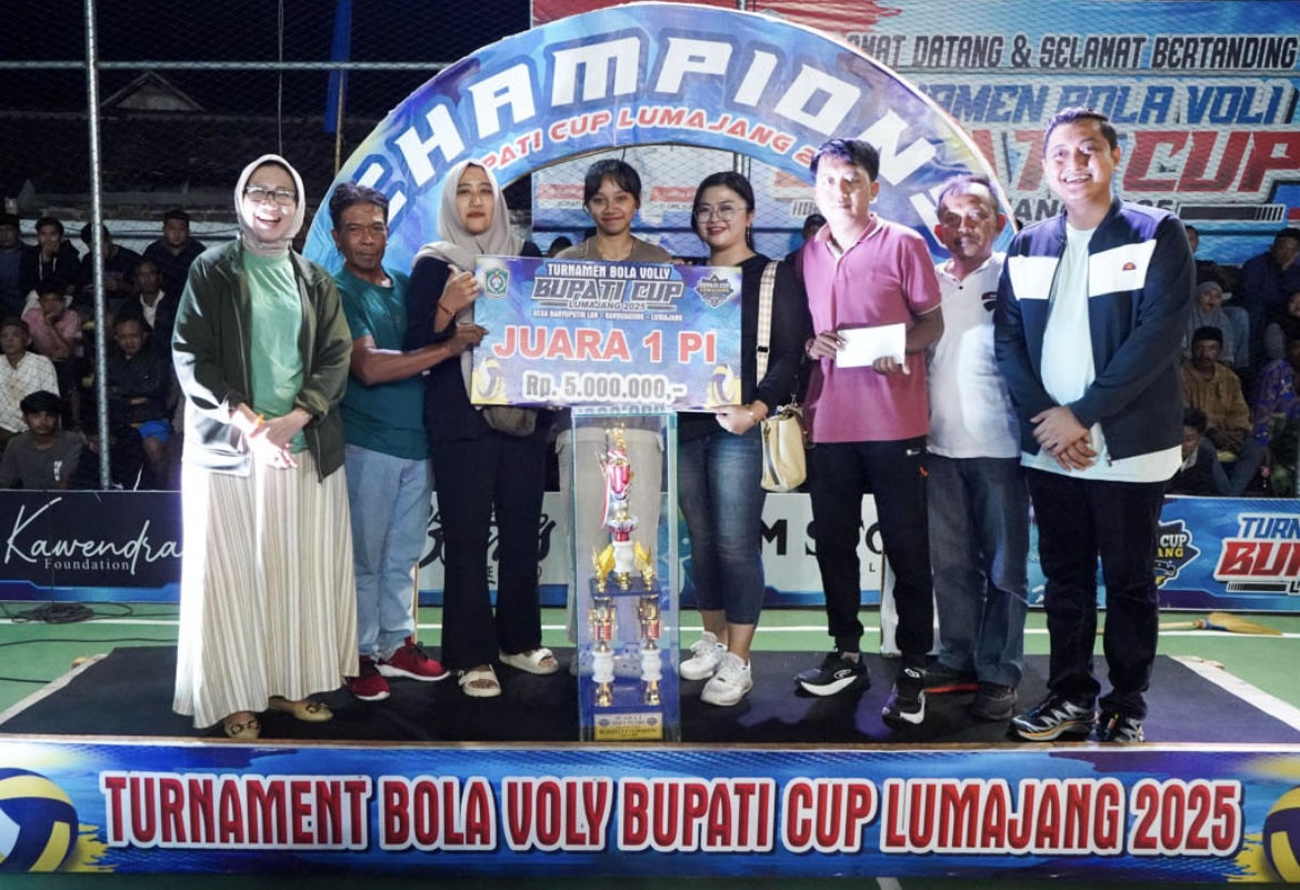 HADIR: Bupati Lumajang Indah Amperawati bersama Wakil Bupati Lumajang Yudha Adji Kusuma saat menghadiri penutupan turnaven bola voli bupati cup 2025. (ATIEQSON MAR IQBAL/RAME)