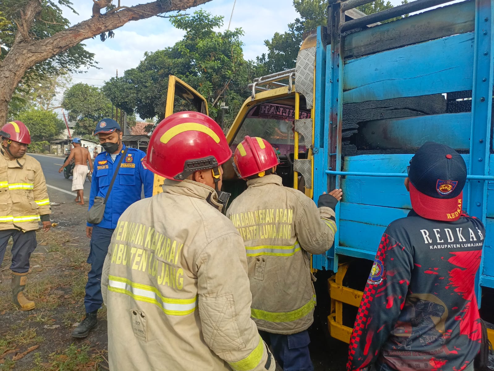 DIPASTIKAN: Petugas damkar saat berhasil memadamkan api yang menghabiskan truk muatan spons di Tempeh, kemarin. (DAMKAR FOR RAME)
