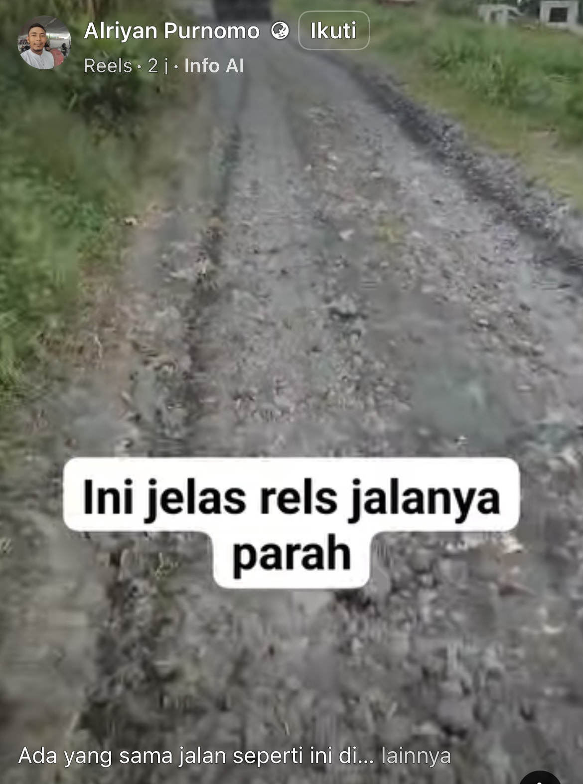 Kondisi jalan di Desa Nguter, Kecamatan Pasirian rusak parah.