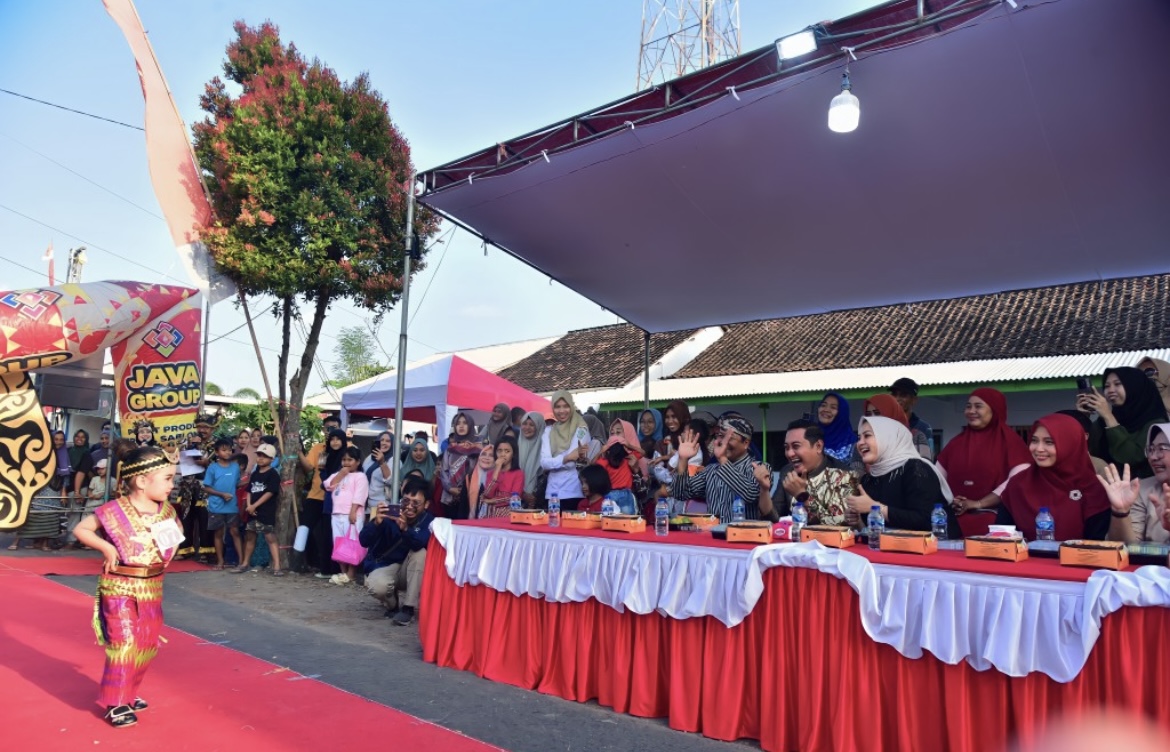 UNJUK: Wakil Bupati Lumajang Yudha Adji Kusuma saat menyaksikan pertunjukkan karya seni di Desa Kraton, Kecamatan Yosowilangun. (ATIEQSON MAR IQBAL/RAME)