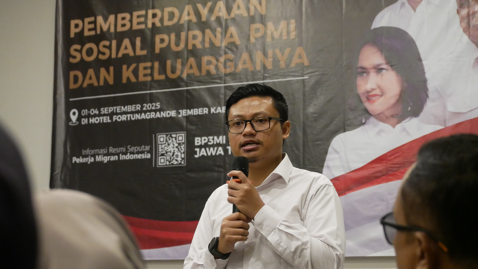 BERDAYA: Tim Pemberdayaan BP3MI Jatim M Abdul Rozaq saat memberikan penguatan kepada purna PMI dan keluarganya di Hotel Fortuna Grande, kemarin. (SIDKIN)