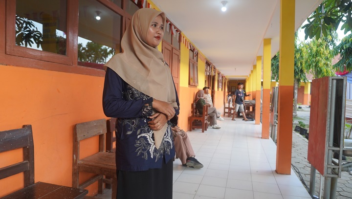 INSPIRATIF: Siti Sofiatul Munawaroh, guru di SDN Andongrejo 3, Dusun Bandealit, Desa Andongrejo, Kecamatan Tempurejo, Jember, Sabtu (16/8) lalu. (MAULANA/RJ)