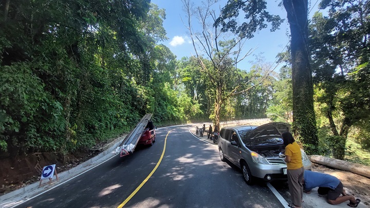 MASIH ADA PEKERJAAN: Jalur Gumitir di tikungan mbah Singo masih dalam tahap finishing. (JUMAI/RJ)