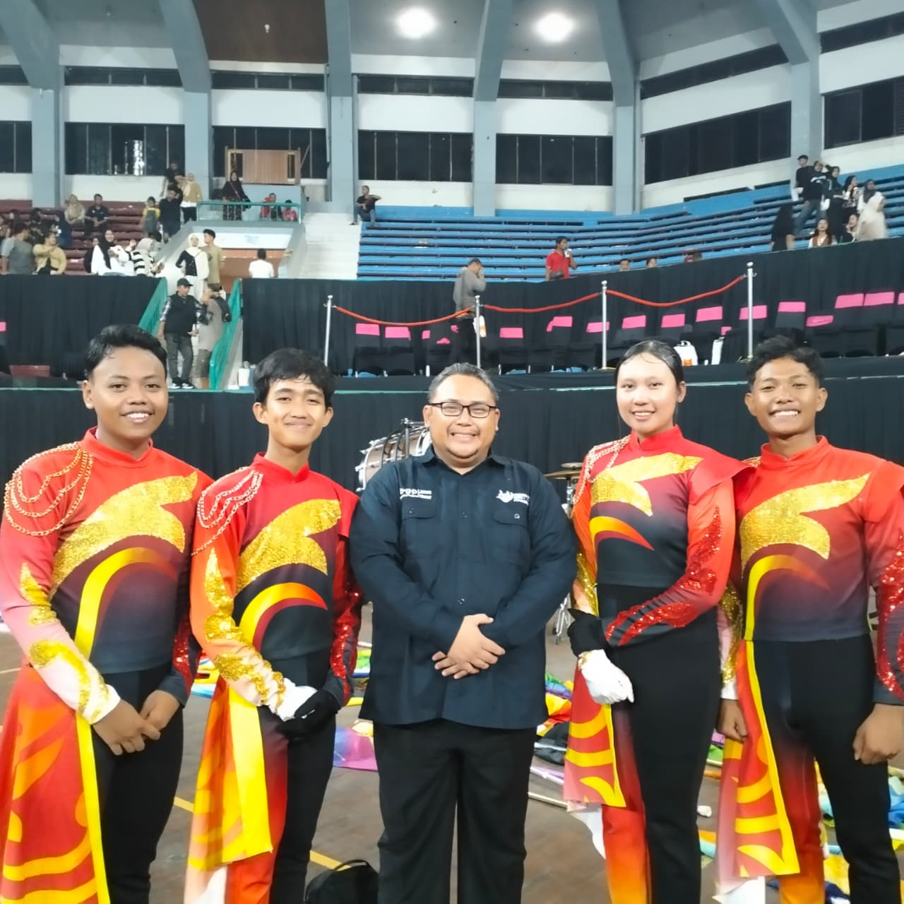 BERI DUKUNGAN: Kepala SMKN 5 Jember, Nanda Wiratama bersama empat siswanya yang menjadi bagian dari atlet JMB yang akan berangkat ke Malaysia World Band Competition 2025.