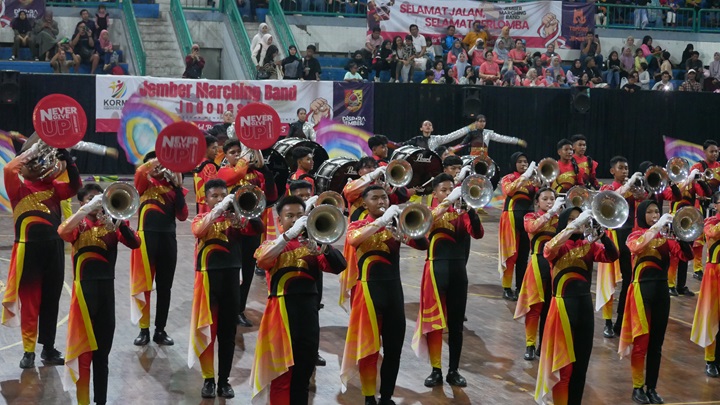 SIAP BERLAGA: Tim Jember Marching Band (JMB) tampil pada pentas pamit di GOR PKPSO Kaliwates sebelum berangkat ke Malaysia, Kamis (4/9).